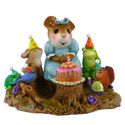 Lady mouse with bithday cake on a stump surrounded by animal freinds