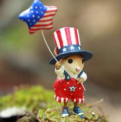 Uncle Sam mouse flies his star spangled star ballon in celebration of Independence Day!