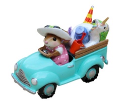 Mother mouse drives her pickup to the beach full of beach toys.