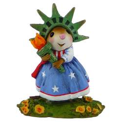 Girl mouse dressed as Statue of Liberty