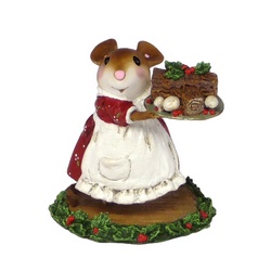 Mother mouse holds up a cake for Christmas
