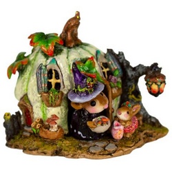 Mother mouse in green pumkin house