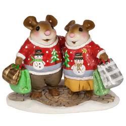 Mouse couple go Christmas shopping