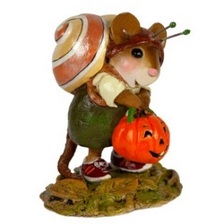 Mouse in snail costume