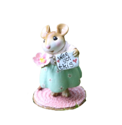 Mother mouse holding a flower and a sign.