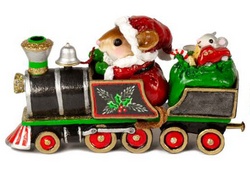 Steam Engine Chrismast decoration and toys driven by Santa Mouse